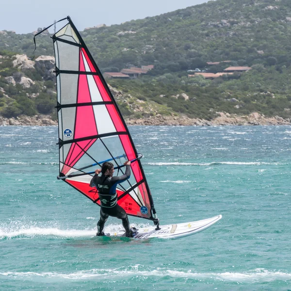 Homem windsurf no Porto Pollo na Sardenha em 21 de maio de 2015. Unid. — Fotografia de Stock