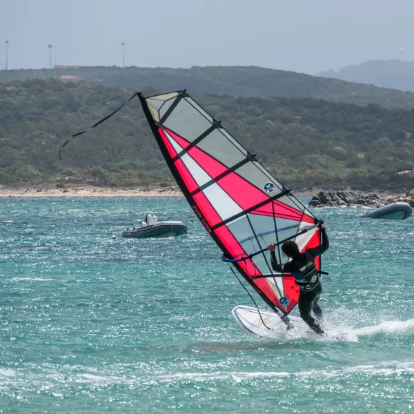 Muž, windsurfing v Porto Pollo na Sardinii na 21 května 2015. Unid — Stock fotografie