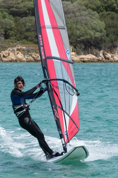 Hombre windsurf en Porto Pollo en Cerdeña el 21 de mayo de 2015. UND — Foto de Stock