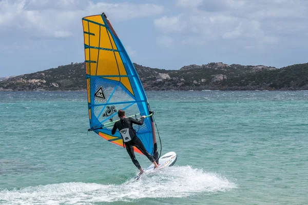 Homem windsurf no Porto Pollo na Sardenha em 21 de maio de 2015. Unid. — Fotografia de Stock