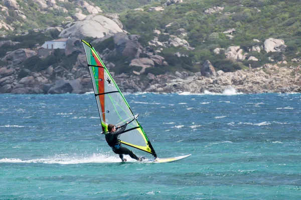 Hombre windsurf en Porto Pollo en Cerdeña el 21 de mayo de 2015. UND — Foto de Stock