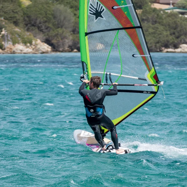 Muž, windsurfing v Porto Pollo na Sardinii na 21 května 2015. Unid — Stock fotografie