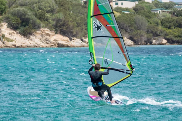 Muž, windsurfing v Porto Pollo na Sardinii na 21 května 2015. Unid — Stock fotografie