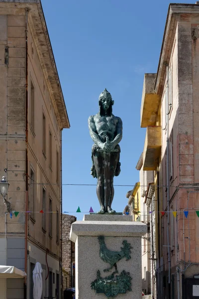 Standbeeld van een oude strijder in Arzachena Sardinië — Stockfoto