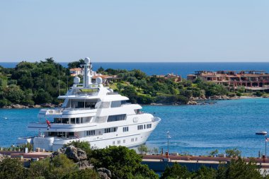 Porto Cervo Sardunya 20 Mayıs 19, Marinada lüks yat