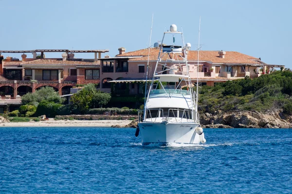 Fiskebåt kommer in Porto Cervo på Sardinien den 19 maj 2015 — Stockfoto