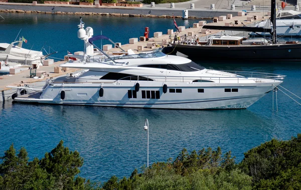 Luxejacht in de jachthaven van Porto Cervo Sardinië op 19 mei 20 — Stockfoto