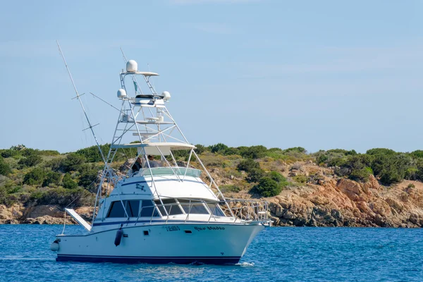 Barco de pesca entrando em Porto Cervo, na Sardenha, em 19 de maio de 2015 — Fotografia de Stock