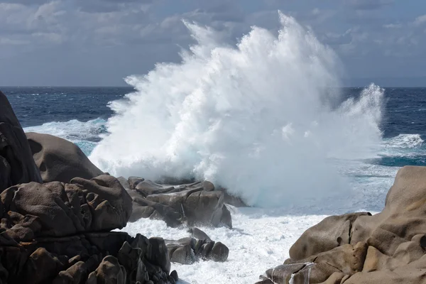 Olas golpeando la costa en Capo Testa Cerdeña — Foto de Stock