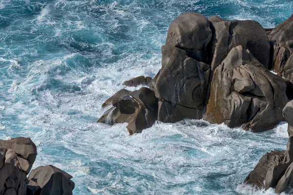 De kustlijn op capo testa Sardinië beukende golven — Stockfoto