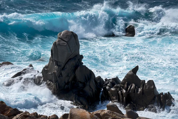 Capo testa Sardunya, kıyı şeridi vurma dalgalar — Stok fotoğraf