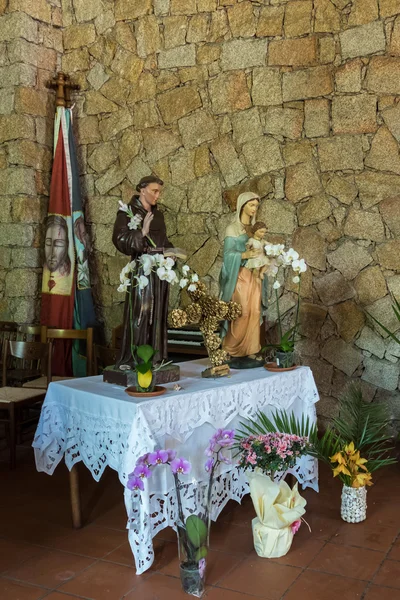 Iglesia de altar del padre franciscano Don Giacomino en Baia Sard —  Fotos de Stock