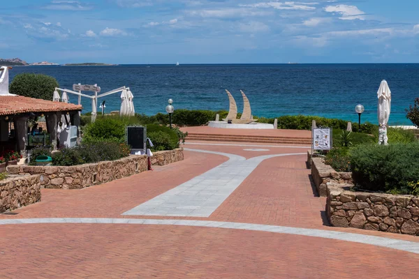 Promenade af Baja Sardinien på Sardinien den 22. maj 2015 - Stock-foto