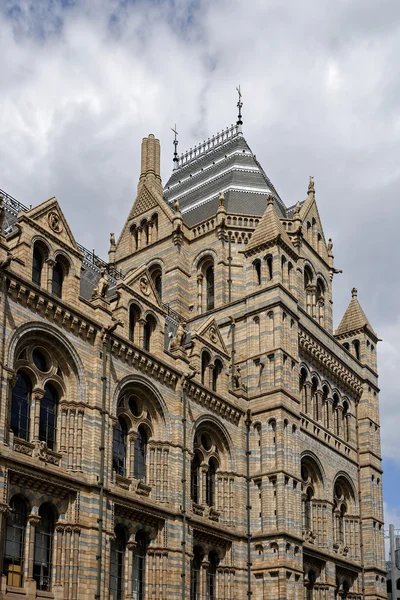 Vista exterior do Museu de História Natural de Londres no dia 10 de junho — Fotografia de Stock