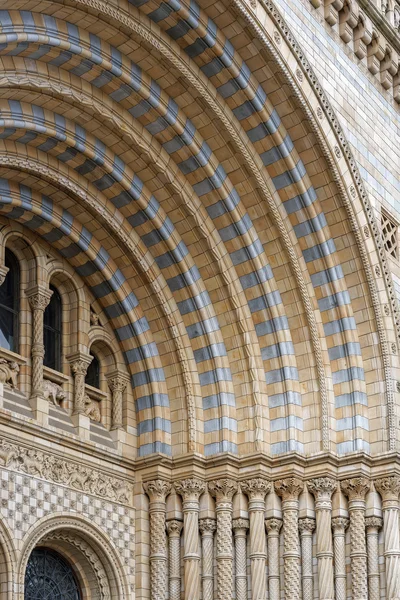 Vista esterna del Museo di Storia Naturale di Londra il 10 giugno — Foto Stock