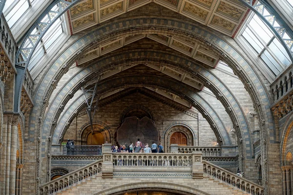 People at the top of a staircase at the Natural History Museum i — Stock Photo, Image