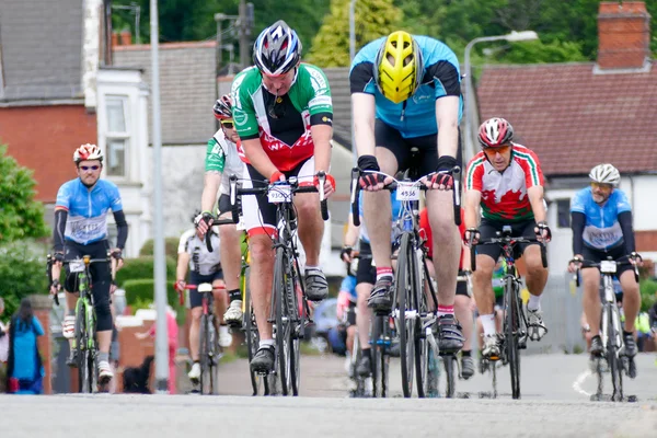 Ciclistas que participan en el Velethon Cycling Event en Cardiff —  Fotos de Stock