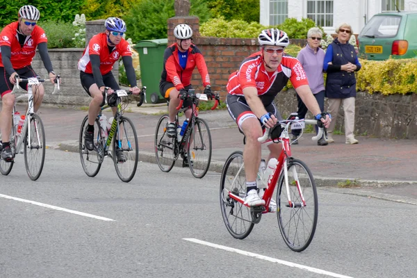 Ciclistas que participan en el Velethon Cycling Event en Cardiff —  Fotos de Stock