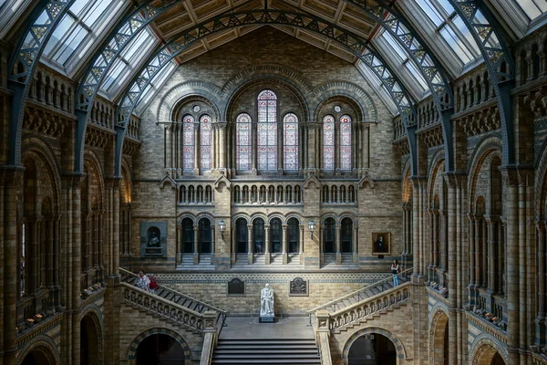 Les gens explorant le musée national d'histoire à Londres en Juin — Photo