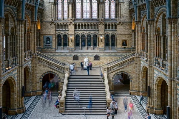 Gente explorando el Museo Nacional de Historia en Londres en junio — Foto de Stock