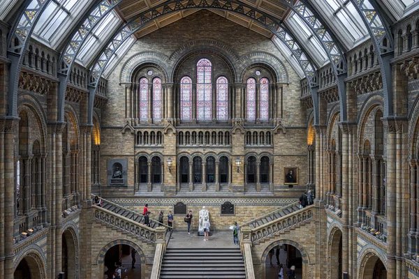 People on a staircase in the National History museum in London o — Stock Photo, Image