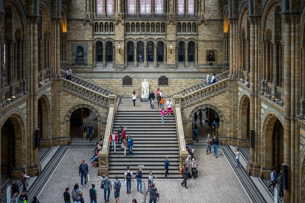 Pessoas explorando o museu de História Nacional em Londres em junho — Fotografia de Stock