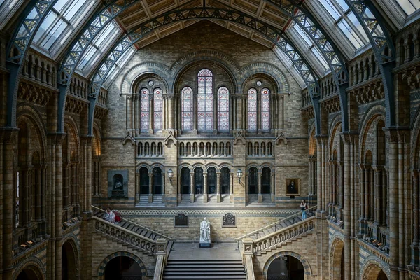 Gente explorando el Museo Nacional de Historia en Londres en junio Imagen de stock