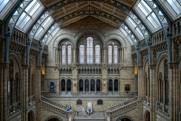 People on a staircase in the National History museum in London o — Stock Photo, Image