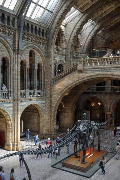 Gente explorando el Museo Nacional de Historia en Londres en junio — Foto de Stock