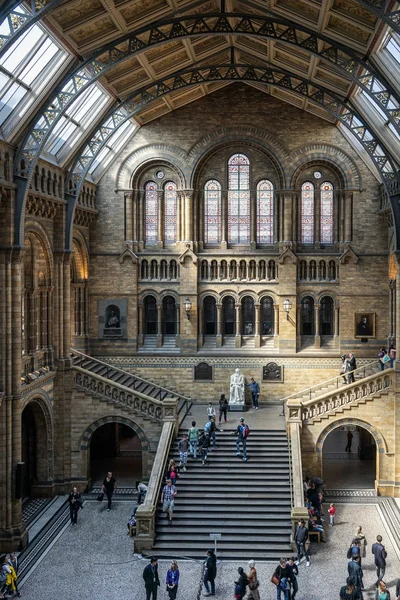 Gente explorando el Museo Nacional de Historia en Londres en junio — Foto de Stock