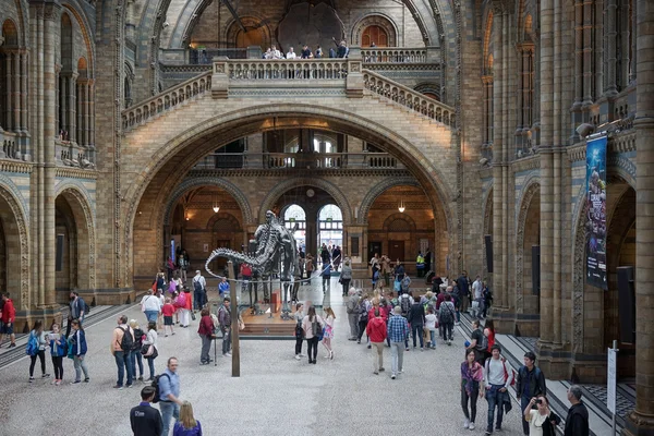 Persone che esplorano il Museo Nazionale di Storia a Londra nel mese di giugno — Foto Stock