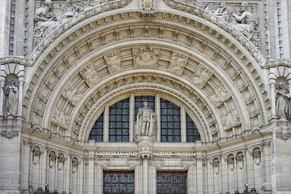 Außenansicht des Victoria and Albert Museums in London am Juni — Stockfoto