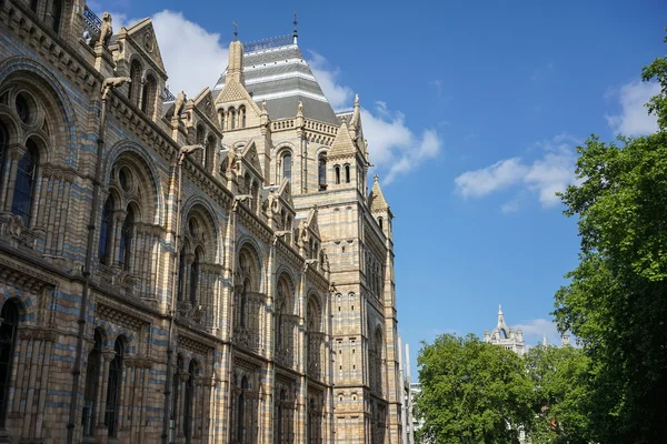 Vista exterior del Museo de Historia Natural de Londres el 10 de junio — Foto de Stock