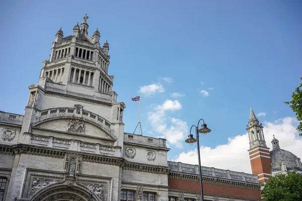 Exteriör vy av victoria och albert museum i london på jun — Stockfoto
