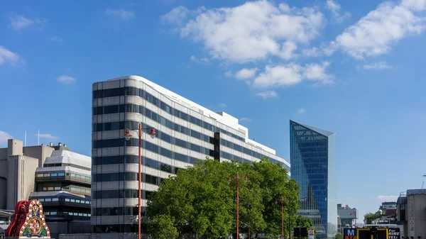 Moderne Gebäude und ein altes Bahnbetriebsschild am Südban — Stockfoto