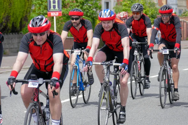 Ciclistas que participan en el Velethon Cycling Event en Cardiff — Foto de Stock