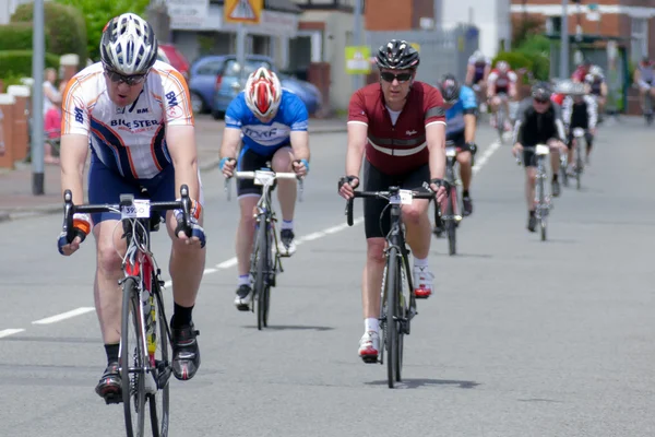 Ciclistas que participan en el Velethon Cycling Event en Cardiff —  Fotos de Stock