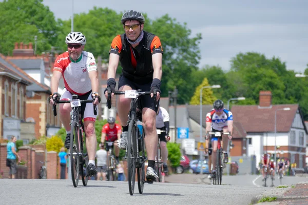 Ciclistas que participan en el Velethon Cycling Event en Cardiff —  Fotos de Stock