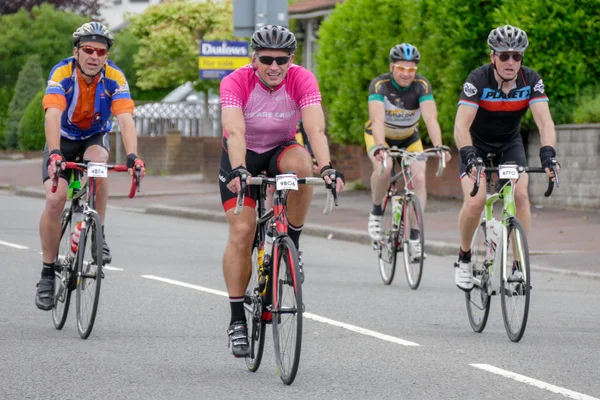 Ciclistas que participam no Evento de Ciclismo Velethon em Cardiff — Fotografia de Stock