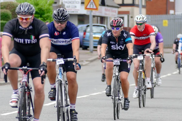 Ciclistas que participan en el Velethon Cycling Event en Cardiff —  Fotos de Stock