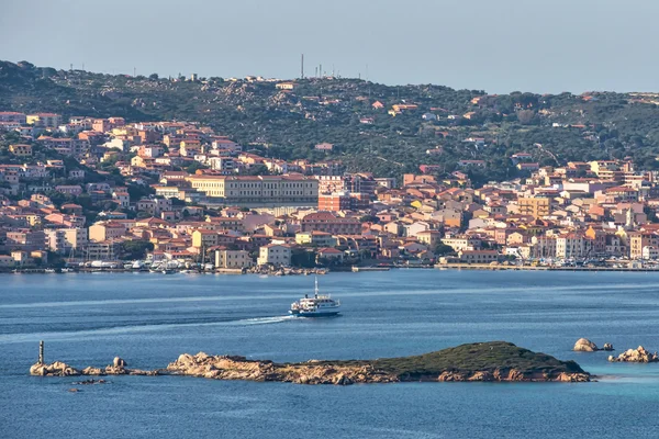 Uitzicht vanaf palau naar la maddelena in Sardinië op 17 mei 2015 — Stockfoto