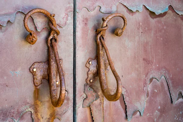 Eski kapı kolları üzerinde 17 Mayıs 2015 cannigione Sardunya — Stok fotoğraf