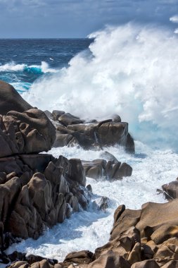 capo testa Sardunya, kıyı şeridi vurma dalgalar