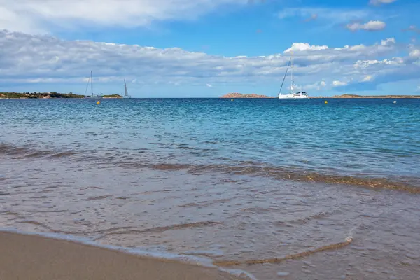 Яхта у пляжа Liscia Ruja Beach Sardinia, 22 мая 2015 г. — стоковое фото