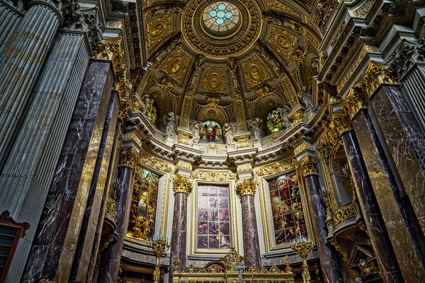 Vista del Altar y el Techo en la Catedral de Berlín Alemania el Sep — Foto de Stock