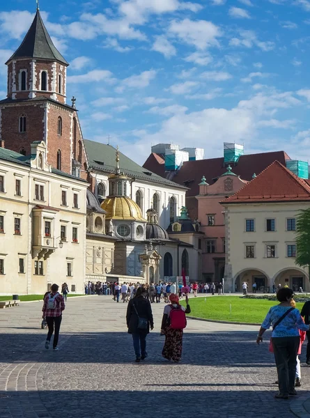 Tourists congregating outside Wawel Cathedral in Krakow Poland o — ストック写真