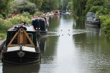 Kennet ve Aldermaston Berkshi kanalda Avon dar gemilerde