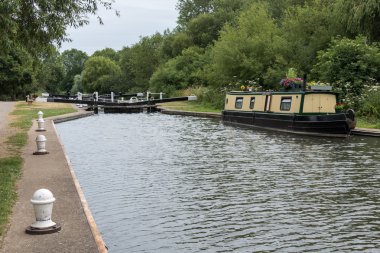 Kennet ve Aldermaston Berkshir kanalda Avon dar teknede