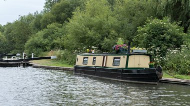 Kennet ve Aldermaston Berkshir kanalda Avon dar teknede