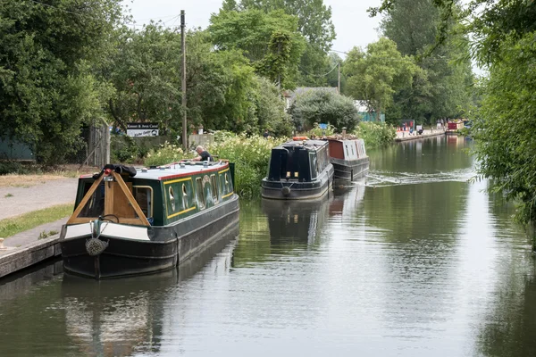 Barcos estrechos en el canal Kennet y Avon en Aldermaston Berkshi —  Fotos de Stock